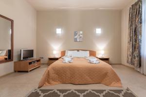 valensija family room 2 adults 2 children