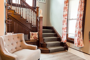 The 1023 With Private Yard & Parking, Near Falls & Casino By Niagara Hospitality,,3.5 star