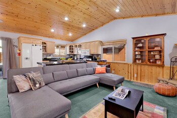 River Rock Lodge #1953,Seven Oaks>>Big Bear Lake,2.5 star