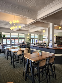 The Young Street Hotel,Hunter Valley>>Carrington,2.5 star