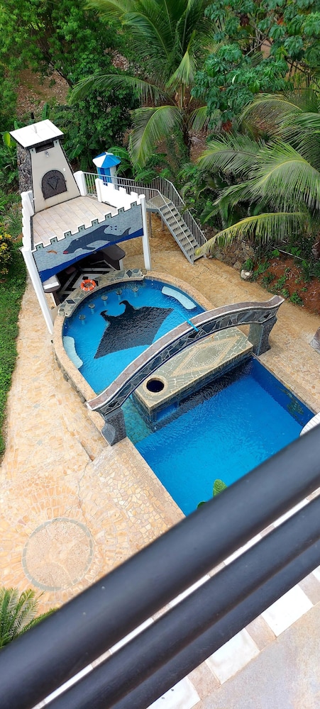 El Castillo Monte Campana,Lagunillas>>Jaco,2.5 star