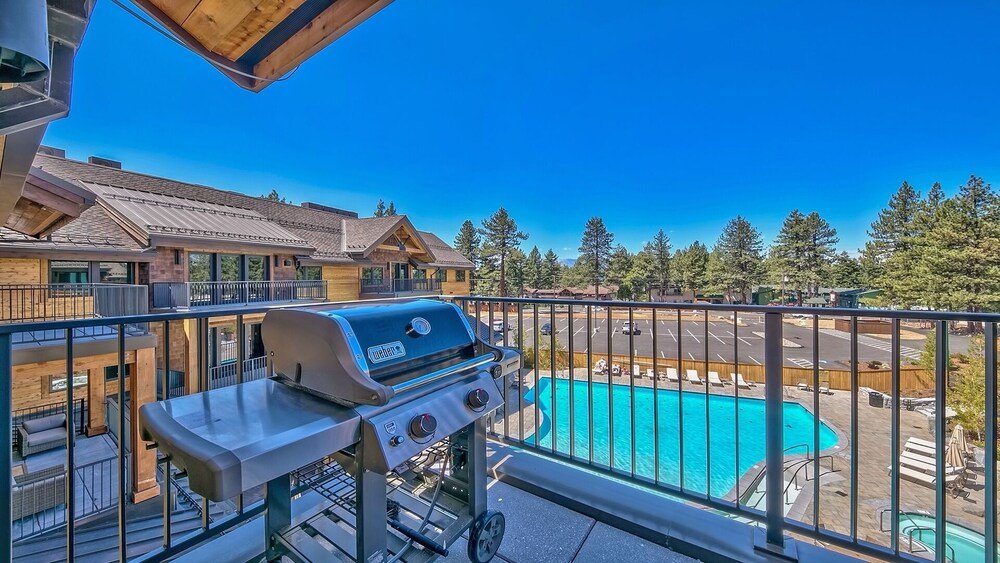 luxurya gondolaa across the street 2 bedroom condo by redawning