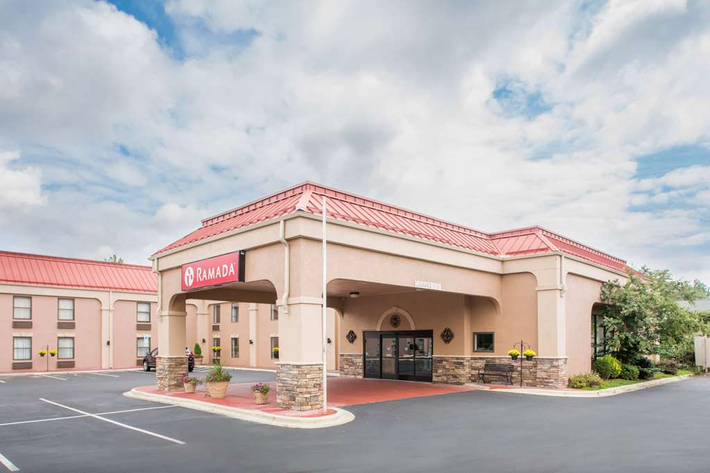 Ramada By Wyndham Hendersonville,Hendersonville>>Asheville,2 star
