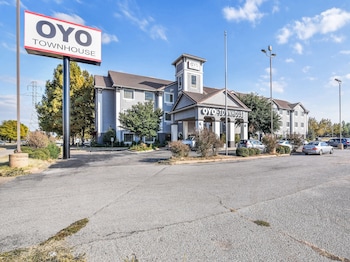 oyo townhouse oklahoma city airport