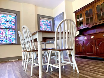 The Aquarium Chateau - With Private Yard & Parking, Near Falls, Casino By Niagara Hospitality,,3 star