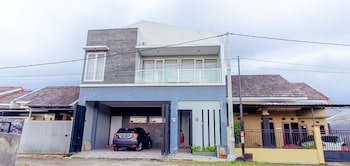 Villa Mangli Monochrome Syariah By Ecommerceloka,,3 star