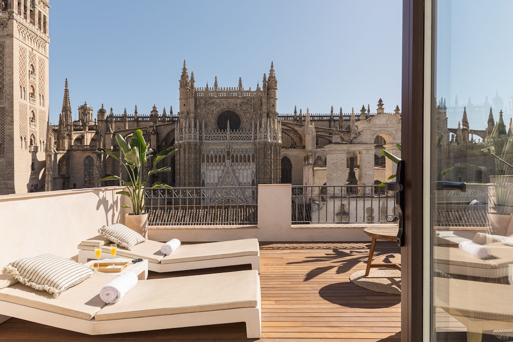 Puerta Catedral Apartments,,1 star
