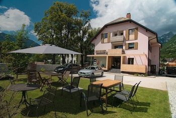 Apartmaji Skok,,3 star
