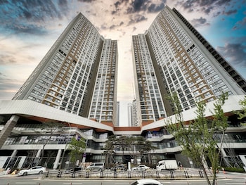 the november stay in landmark
