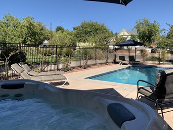 The Cottage @ 241 North,,3.5 star