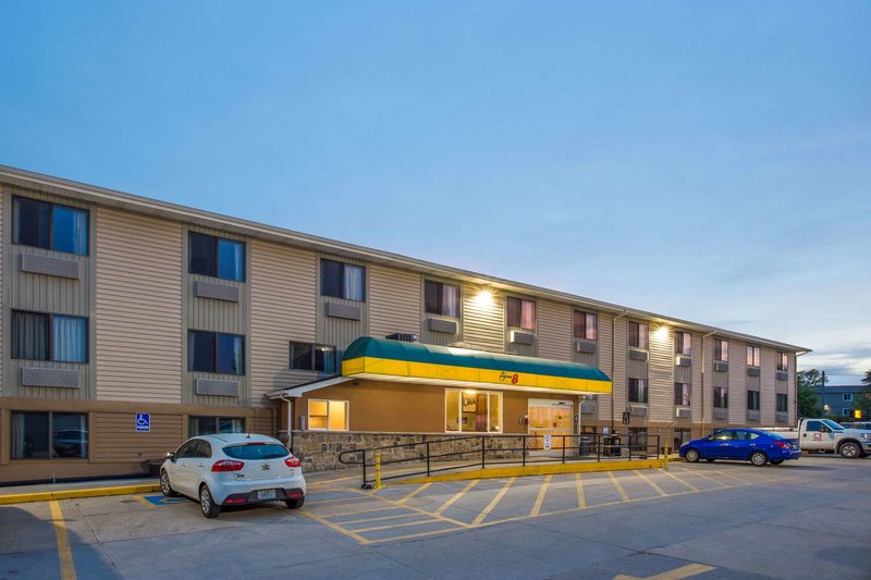 super 8 by wyndham iowa city coralville