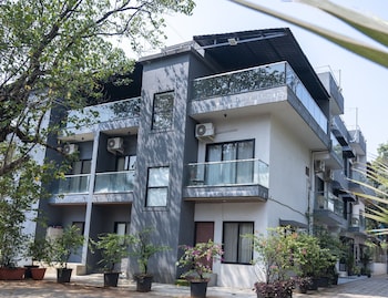 Le Papillon,Old Mumbai - Pune Highway,3 star