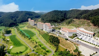 Baekhak Jayuro Resort,,2 star