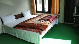 Raja Guest House,Laripora>>Pahalgam,1 star