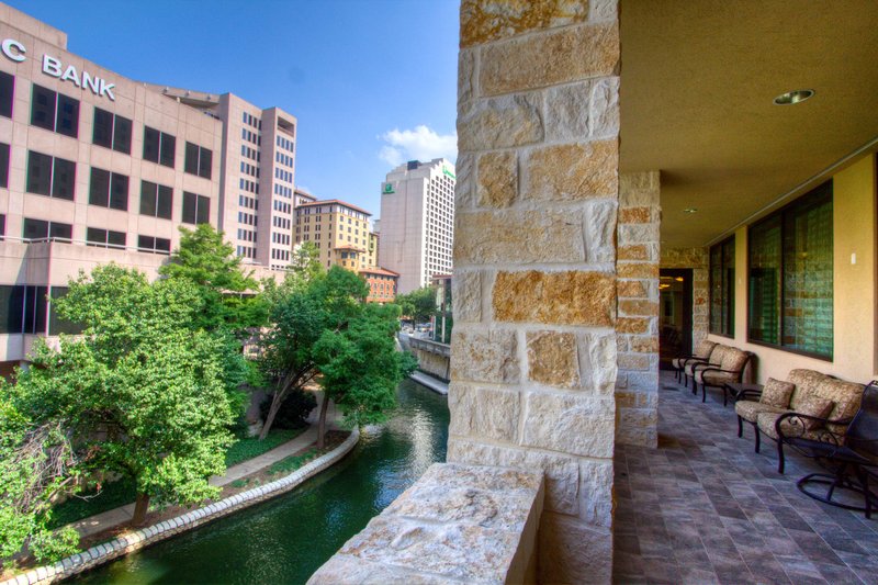 embassy suites san antonio riverwalk downtown