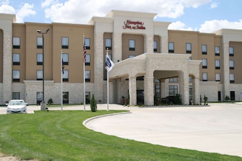 hampton inn and suites liberal