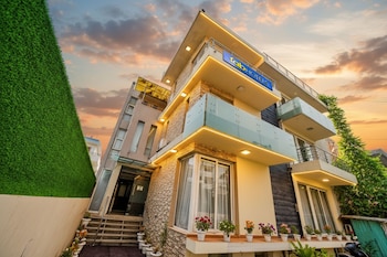 Fabhotel Rivlet,MA 63, Moulsari Ave, DLF Phase 3, Gurugram, Haryana 122002,3 star