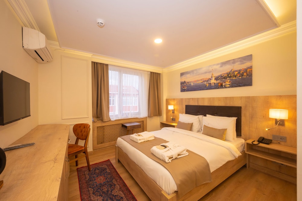 Porta Romanos Hotel,,4 star