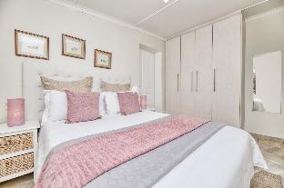 Land's Edge Struisbaai,,0 star