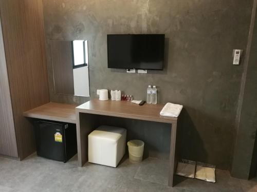 F Plus F Hotel,,2 star
