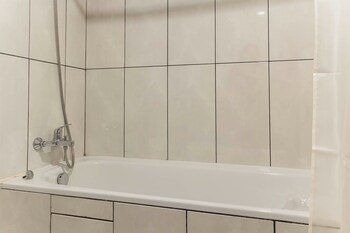 Chic And Cozy 2Br Grand Kamala Lagoon Apartment,,0 star