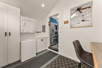 Vibrant Downtown Bungalow - Walkable,,3.5 star