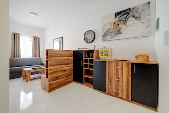 modern 1br apartment steps from the promenade