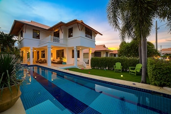 pool villa 4 br walking to beach hv