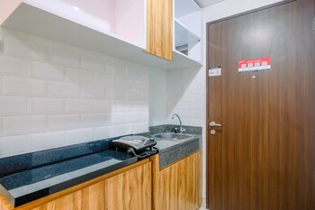 Comfortable And Cozy Studio Room At Transpark Cibubur Apartment