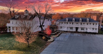 The Inn At Elijah Mcleans