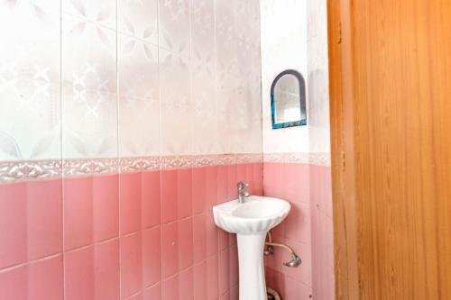 Hotel New Green View Ii,Ghat.No:15, Dallake,Nehru Park,Srinagar, 190001 Srinagar,2 star