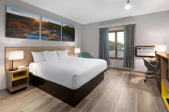 Days Inn By Wyndham Hutchinson,,2 star