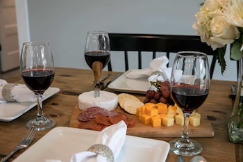 new luxury home 3blck from main st w firepit