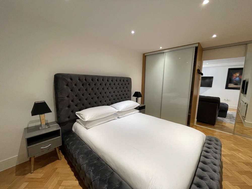 Parkway House,,3.5 star