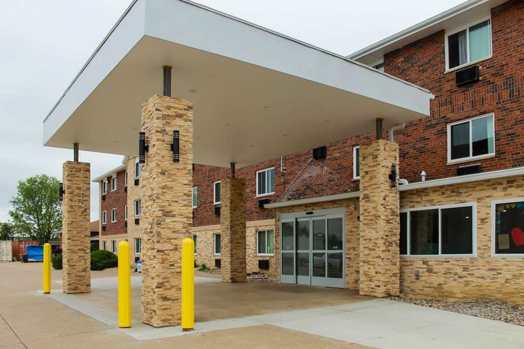 Clarion Pointe Bettendorf - Quad Cities,,2.5 star