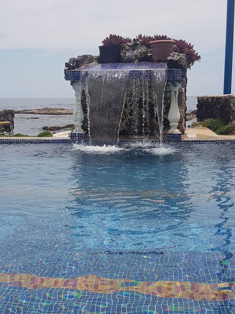 Hotel La Cueva De Limón,,2.5 star