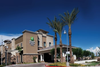 Holiday Inn Express & Suites Phoenix - Glendale Sports Dist