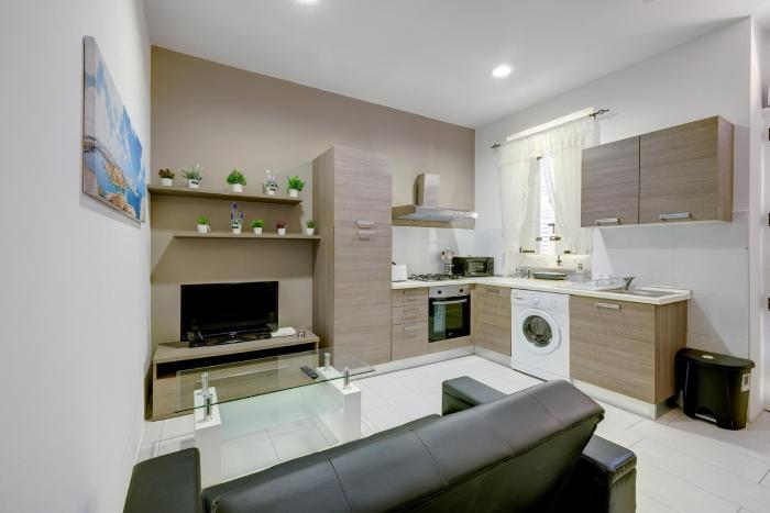 modern 1br maisonette steps from the promenade