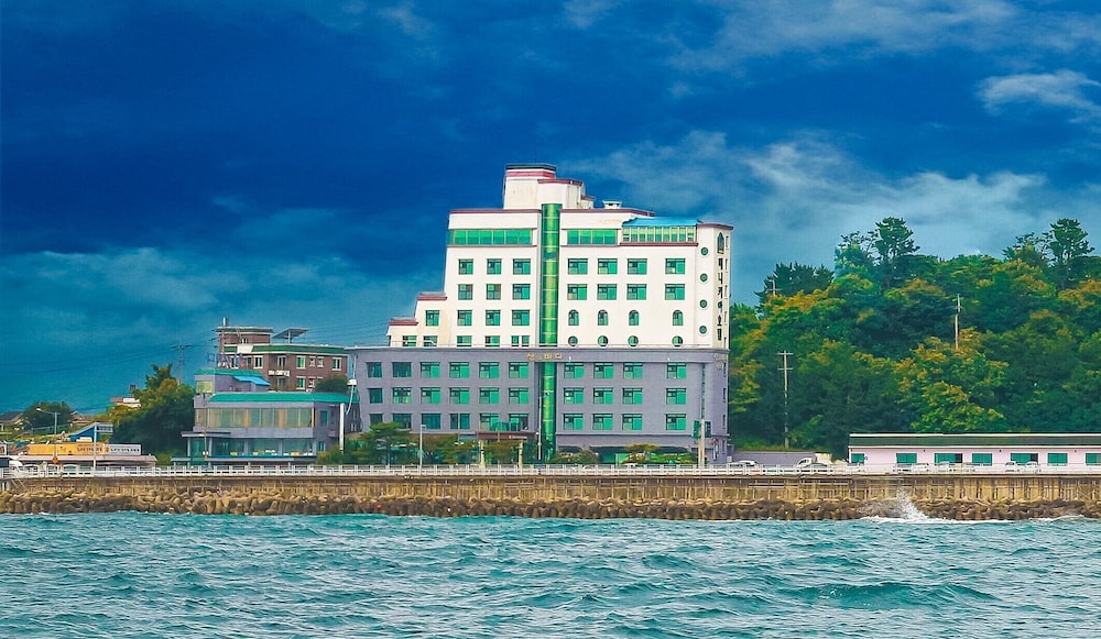 mountains and ocean sports hotel