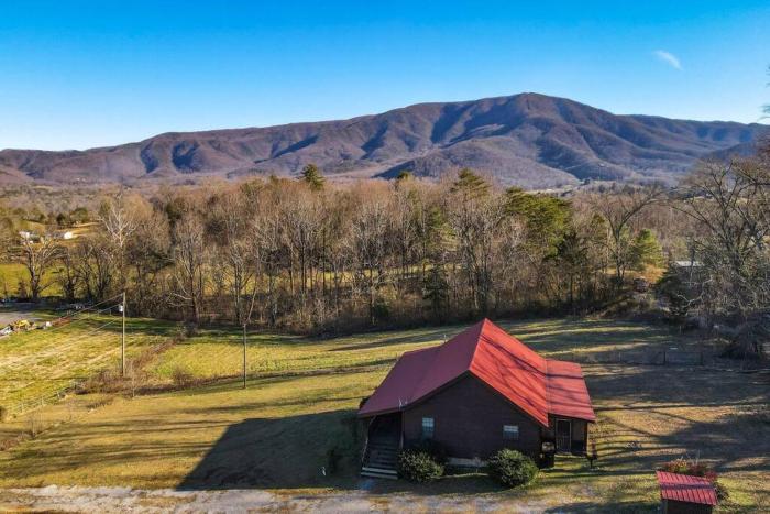Beautiful View! Log Cabin,Fireplace,Hot Tub,Arcade,Pool,Fishing,,0 star