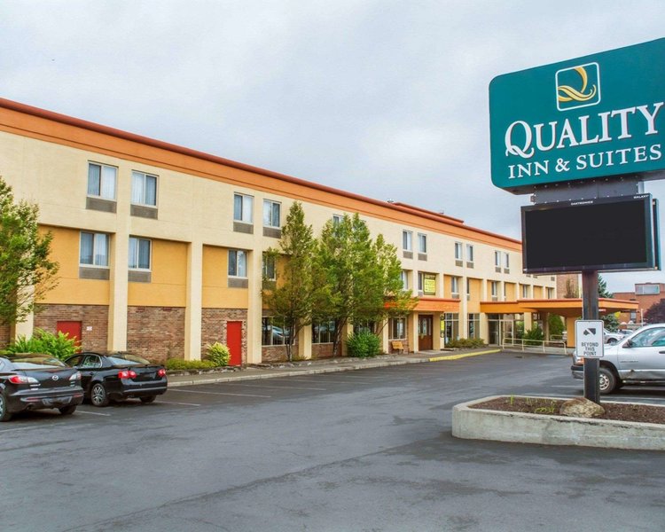clarion hotel and suites riverfront