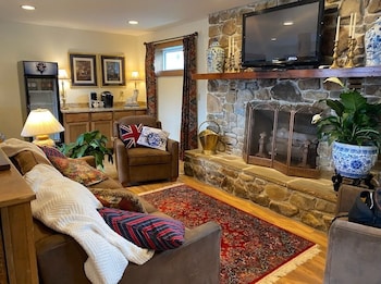 The Inn At Shady Lawn,,2 star