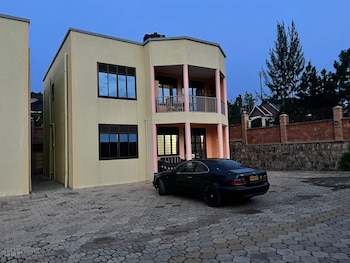 the mugabis spacious private room