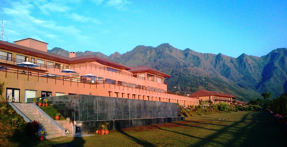 vivanta dal view srinagar