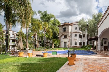holt boutique 2br puente viejo residencial