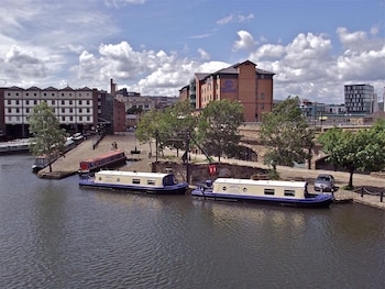 houseboat hotels