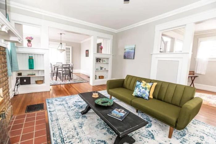 trendy lakeview craftsman walk to restaurants