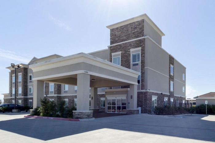 quality inn and suites victoria east