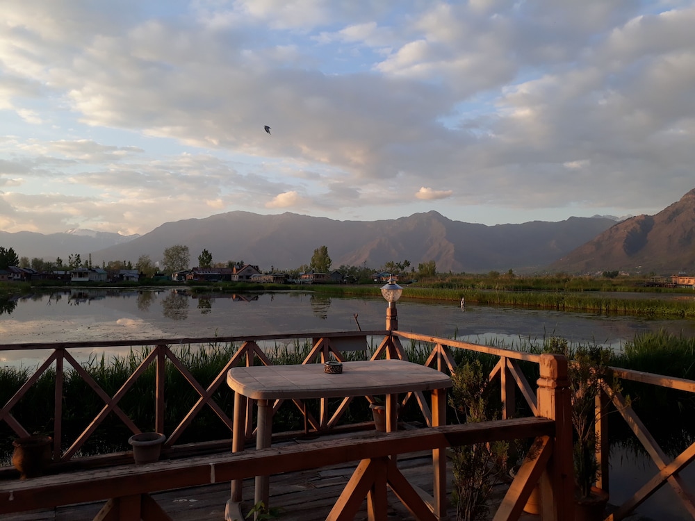 Houseboat Zaindari Palace