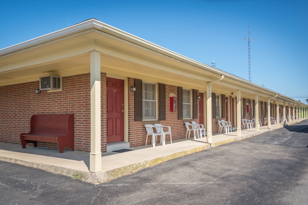 Harvest Drive Family Inn,Near Fairview Fruit Farm,2 star